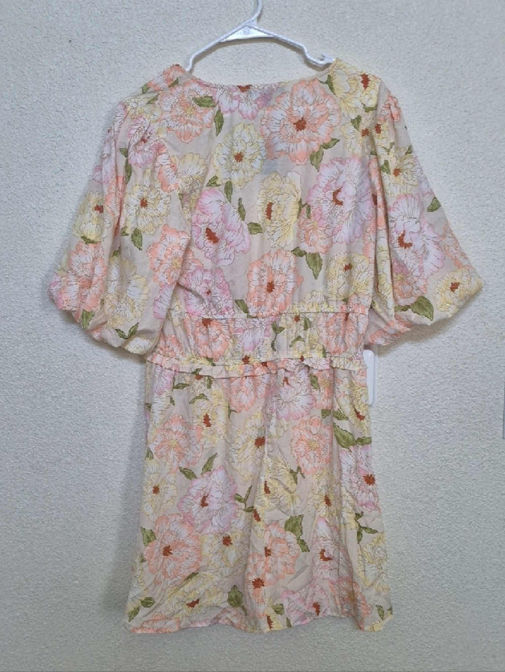 Floral V-Neck Summer Dress in Peach and Cream - Picture 2 of 7